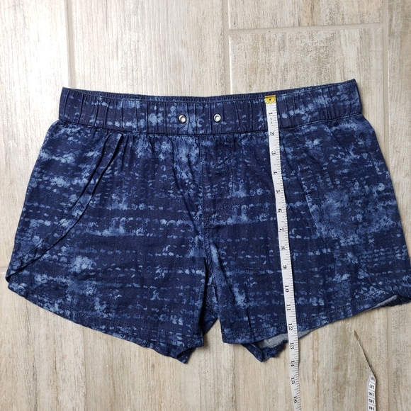 Calvin Klein Jeans Tulip Slit Side Wide Leg Shorts - Picture 8 of 8